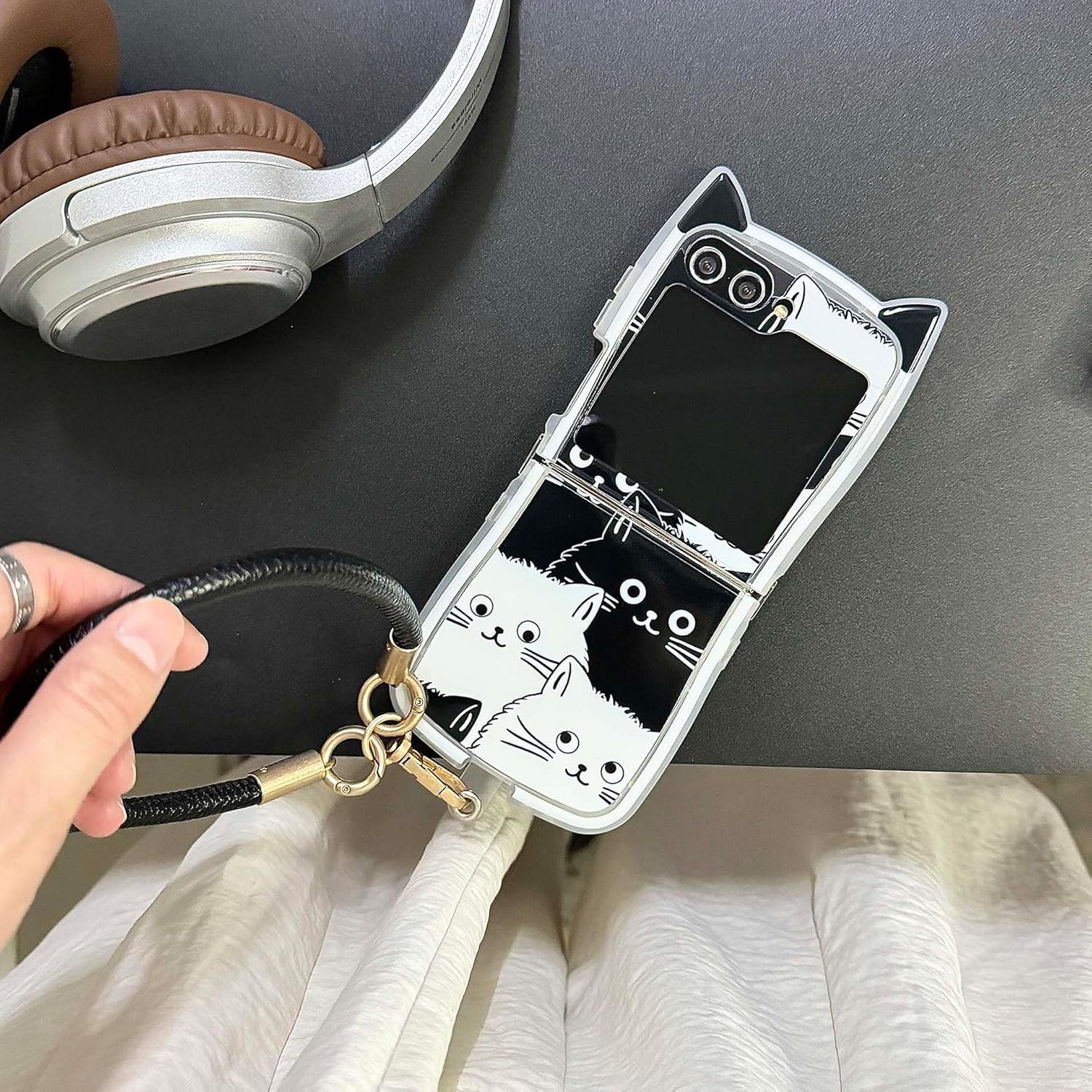 🐱[New Cat Ears] Black and White Cat Phone Case, Suitable for Galaxy Z Flip 3 / Galaxy Z Flip 4 / Galaxy Z Flip 5 / Galaxy Z Flip 6